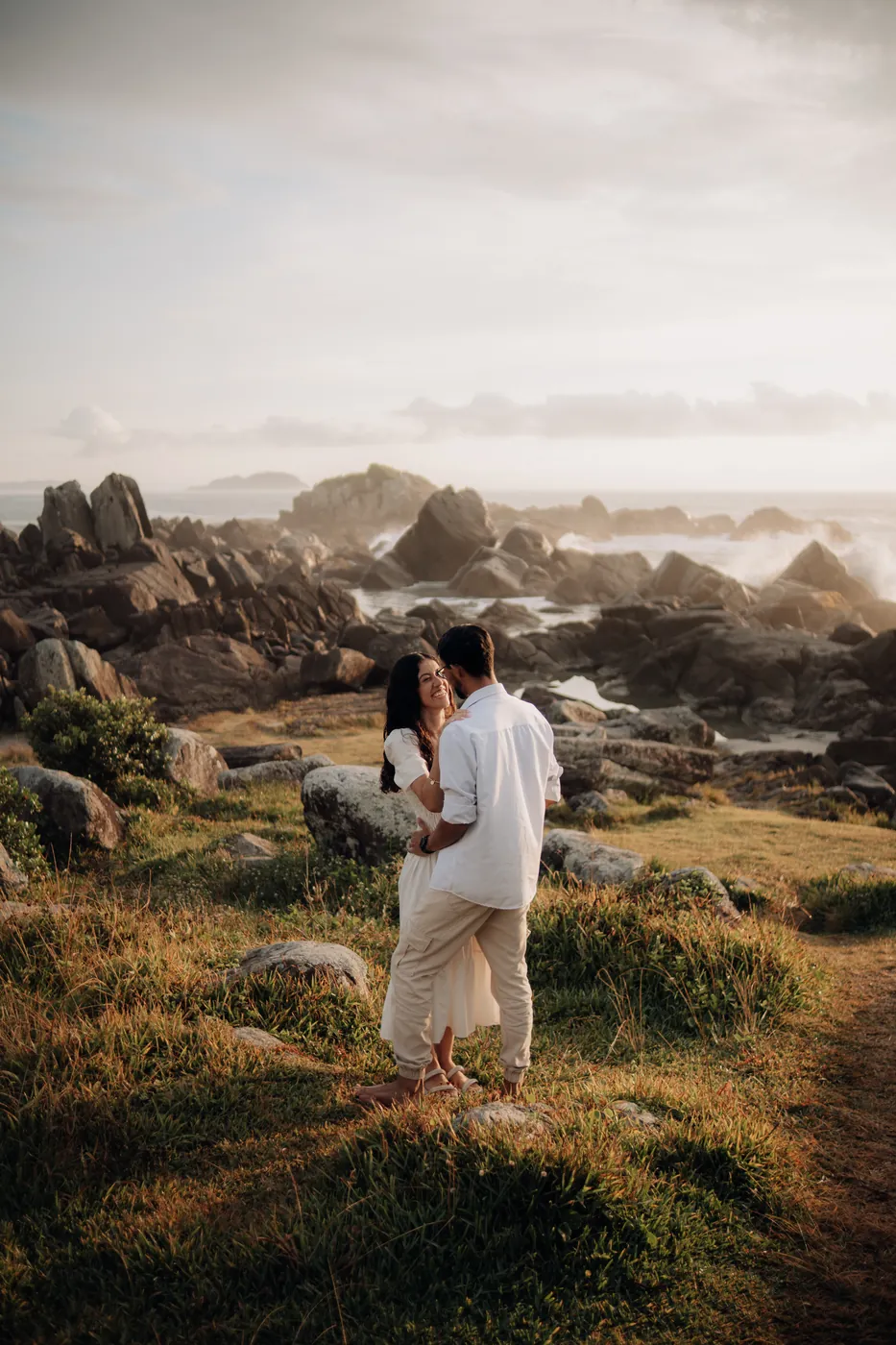 Casal em ensaio pré-wedding na praia