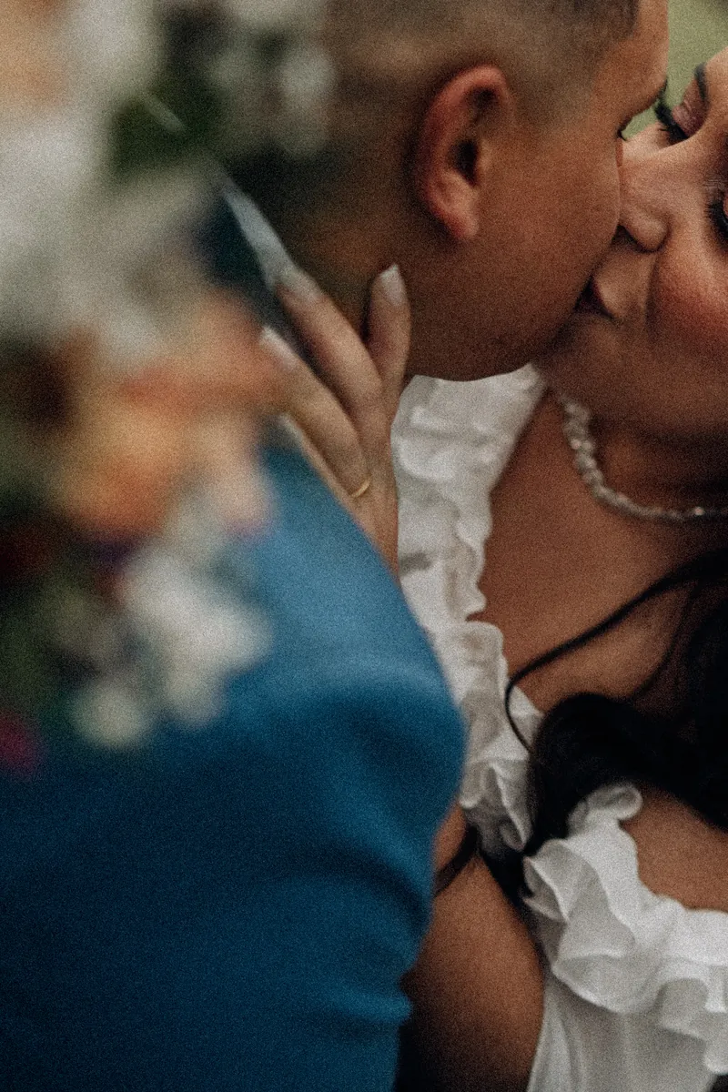 Beijo dos noivos em close