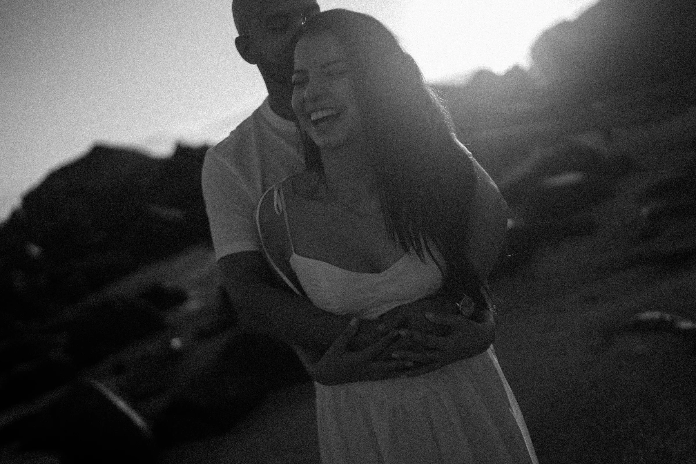 Casal abraçado na praia em preto e branco