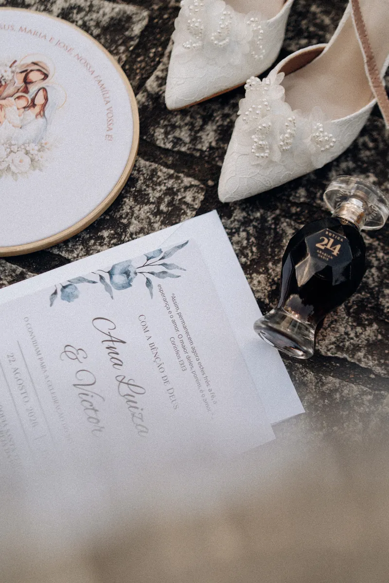 Convite de casamento e sapatos da noiva
