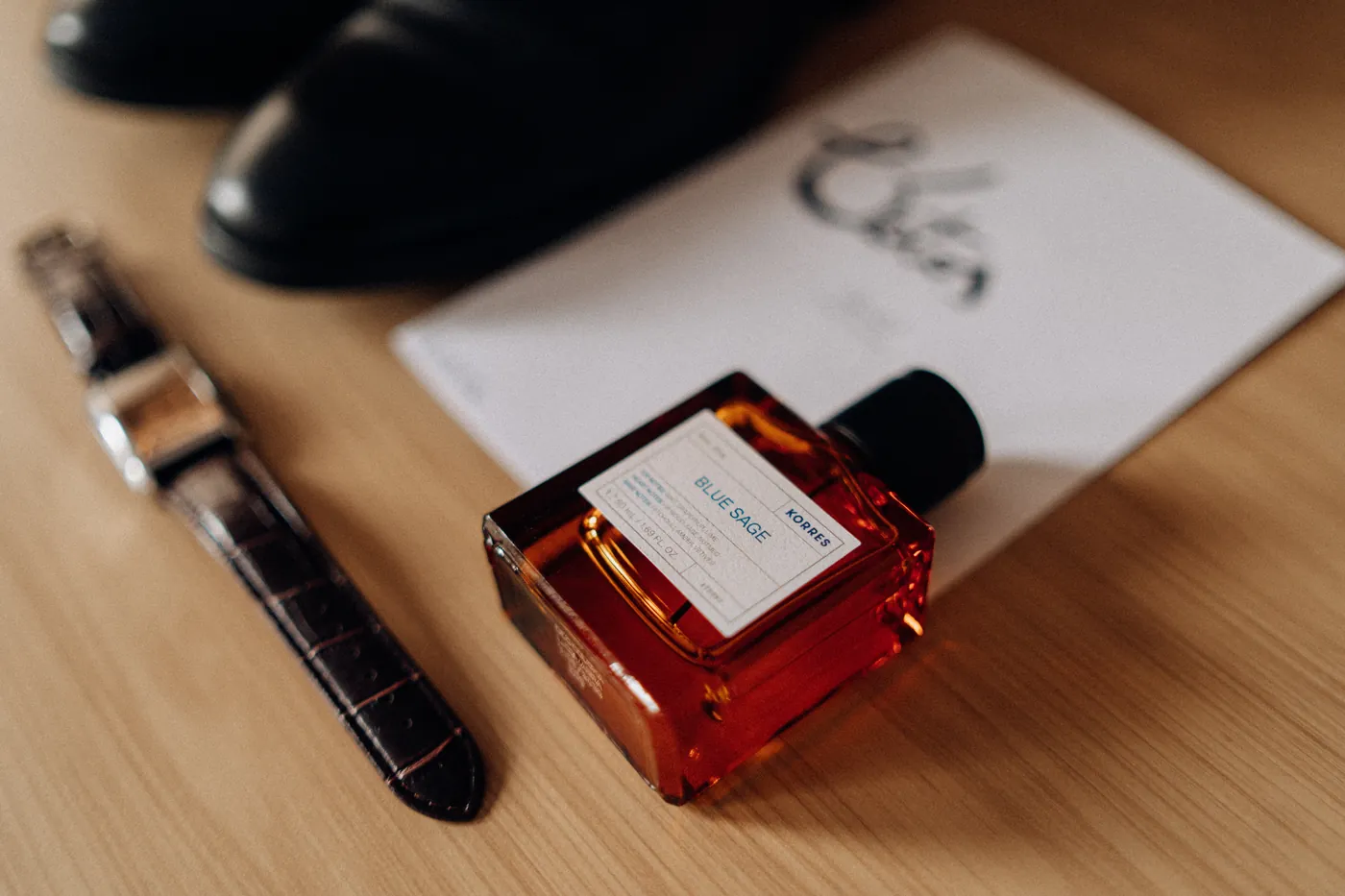 Perfume, relógio e sapatos do noivo