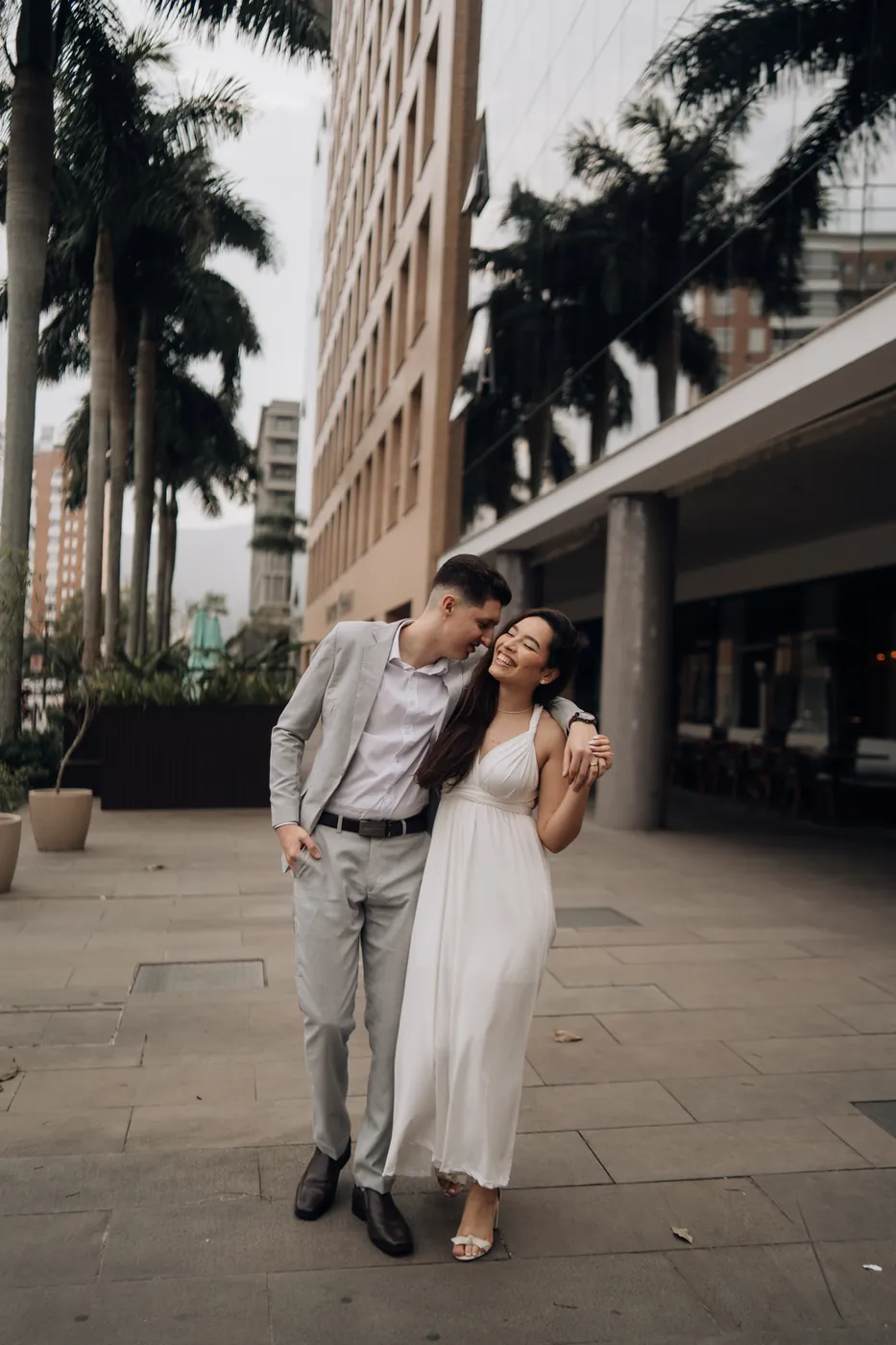 Casal da Dukall Films caminhando pela cidade